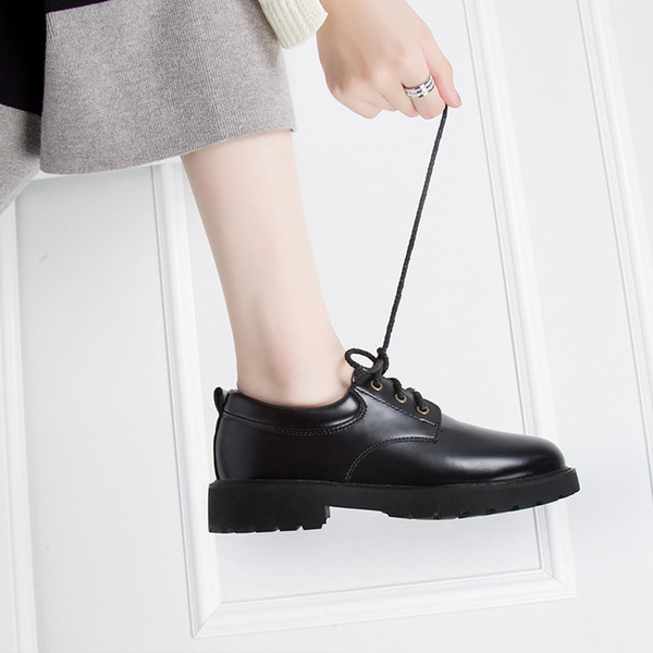 Μοντέρνα γυναικεία παπούτσια με κορδόνια σε μαύρο χρώμα