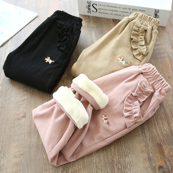 Νέο μοντέλο παιδικό παντελόνι για κορίτσια με κεντήματα και τσέπες σε καφέ, ροζ και μαύρο χρώμα