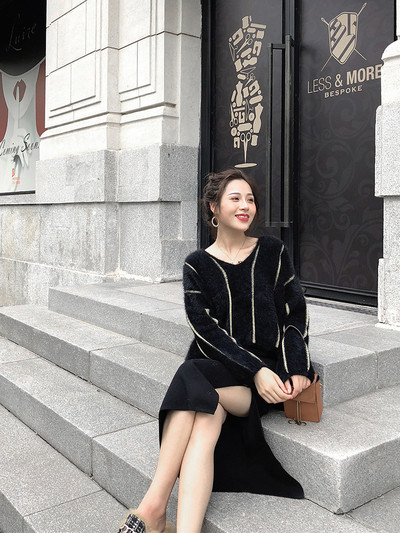 Pulover casual de damă din puf, cu decolteu spitz și pietre în alb-negru