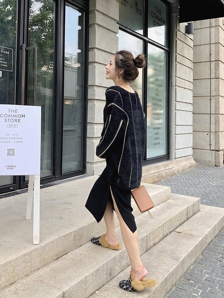 Pulover casual de damă din puf, cu decolteu spitz și pietre în alb-negru