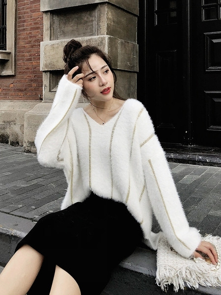 Pulover casual de damă din puf, cu decolteu spitz și pietre în alb-negru