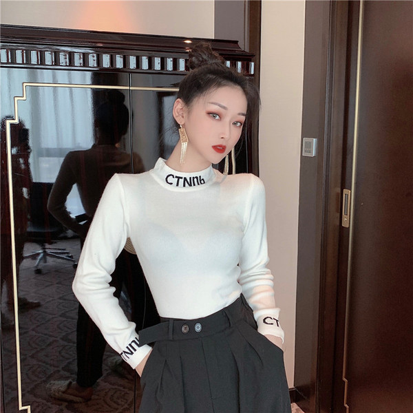 Γυναικεία σλιμ μπλούζα με δαντέλα - δύο χρώματα