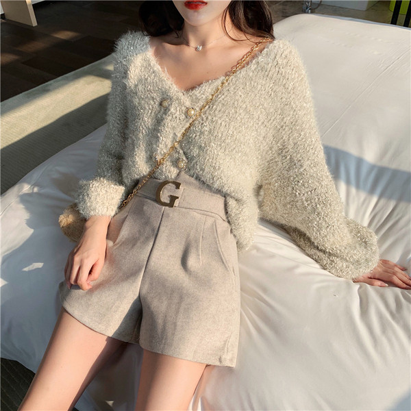 Magas derékú rövidnadrág szürke és fekete színben