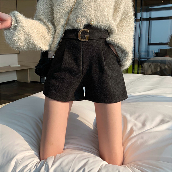 Magas derékú rövidnadrág szürke és fekete színben