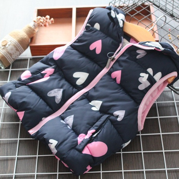 Model nou de vestă pentru copii cu glugă de inimioare în alb, negru și roz