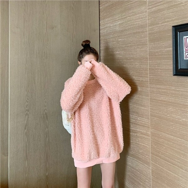 Pulover de puf de damă cu decolteu rotund în roz și alb