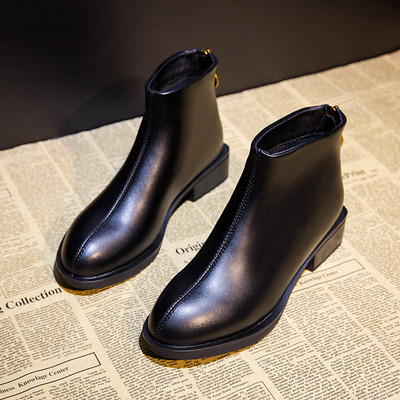 Stílusos női bőrcsizma lapos talppal, fekete színben