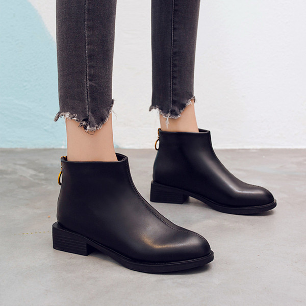 Stílusos női bőrcsizma lapos talppal, fekete színben