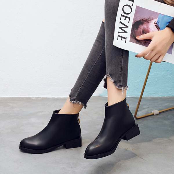 Stílusos női bőrcsizma lapos talppal, fekete színben