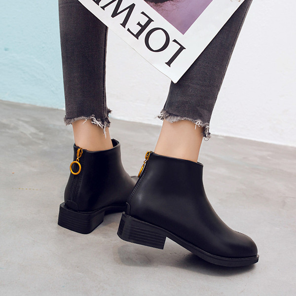 Stílusos női bőrcsizma lapos talppal, fekete színben