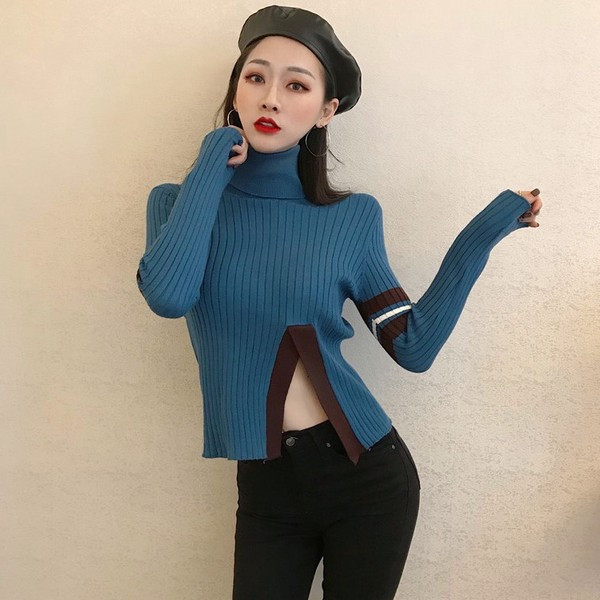 Bluză de damă cu guler polo și cu fantă în albastru și negru