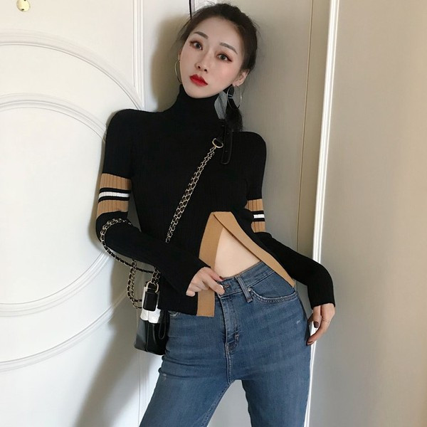 Bluză de damă cu guler polo și cu fantă în albastru și negru