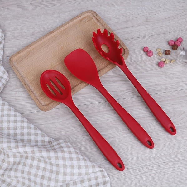 Set de zece ustensile de bucătărie din silicon în roșu, verde, albastru și negru