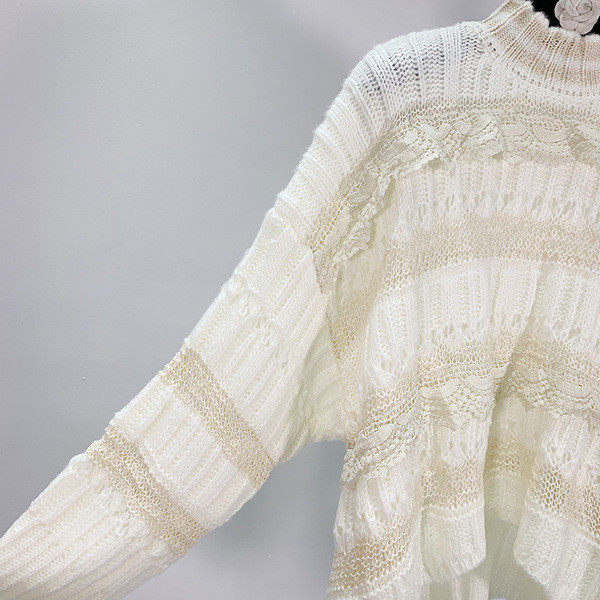 Pulover de dama din tricotat subtire si dantela alba