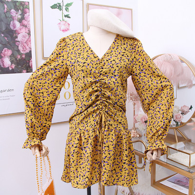 Új modell női ruha spitz nyakkivágással és mintával több színben