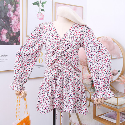 Új modell női ruha spitz nyakkivágással és mintával több színben