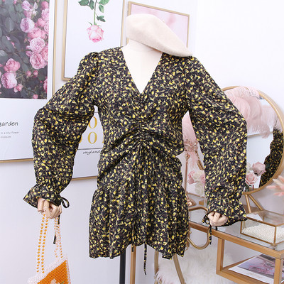 Új modell női ruha spitz nyakkivágással és mintával több színben