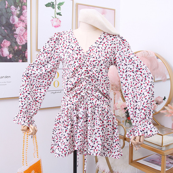 Új modell női ruha spitz nyakkivágással és mintával több színben