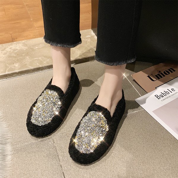 Lapos talpú női pehelycipő fehér és fekete színben