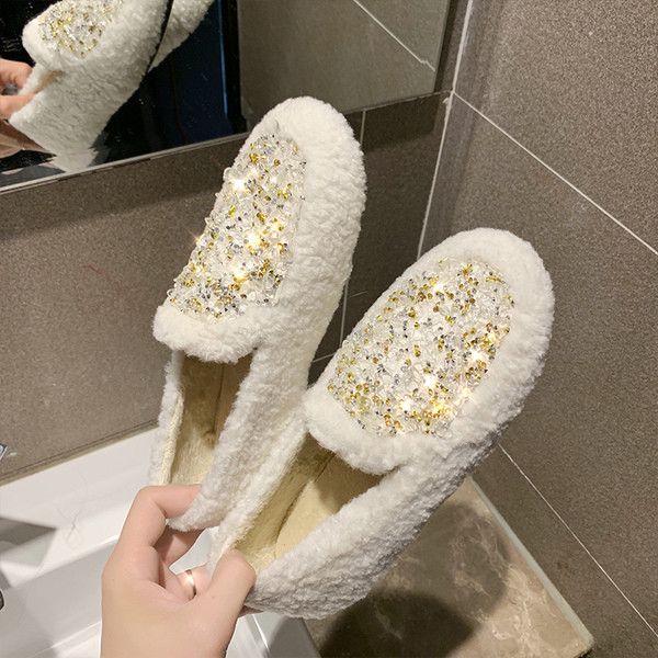 Lapos talpú női pehelycipő fehér és fekete színben