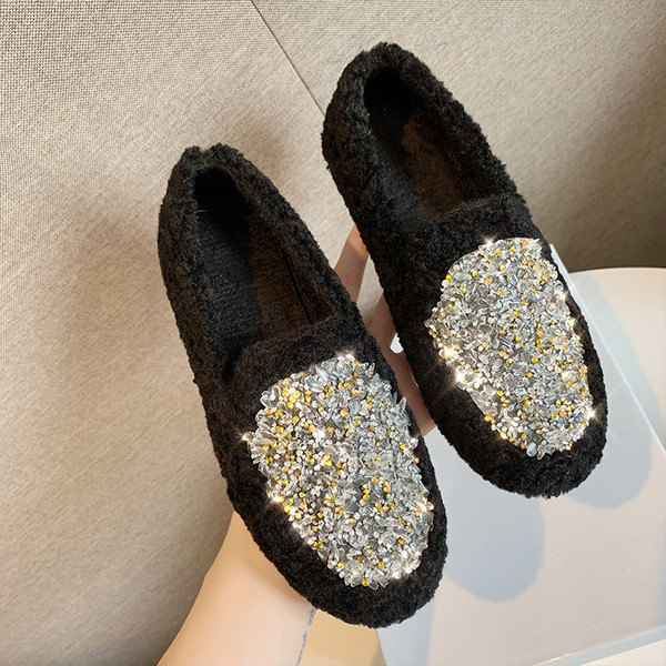 Lapos talpú női pehelycipő fehér és fekete színben