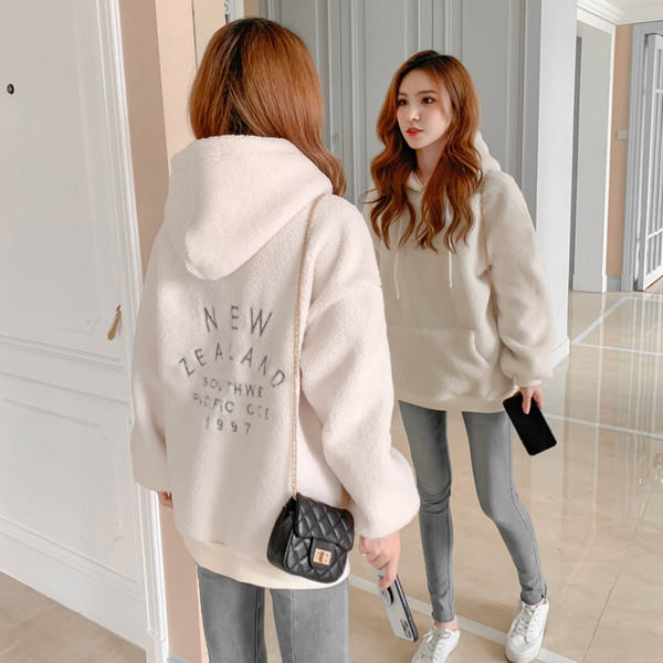 Női alkalmi pulóver kapucnival és zsebbel - hosszú rózsaszín és bézs modell