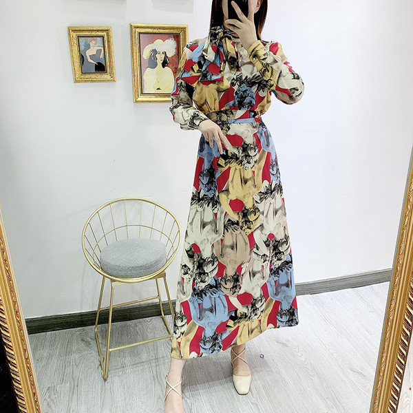 Rochie lunga de dama cu model colorat si decolteu