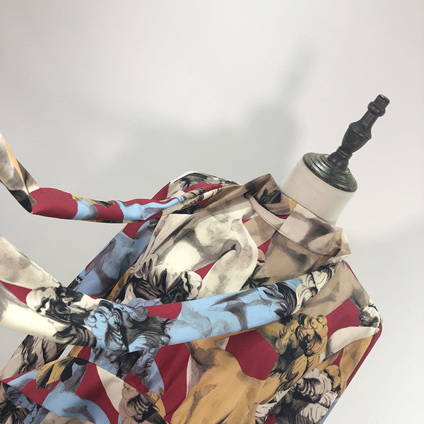 Rochie lunga de dama cu model colorat si decolteu