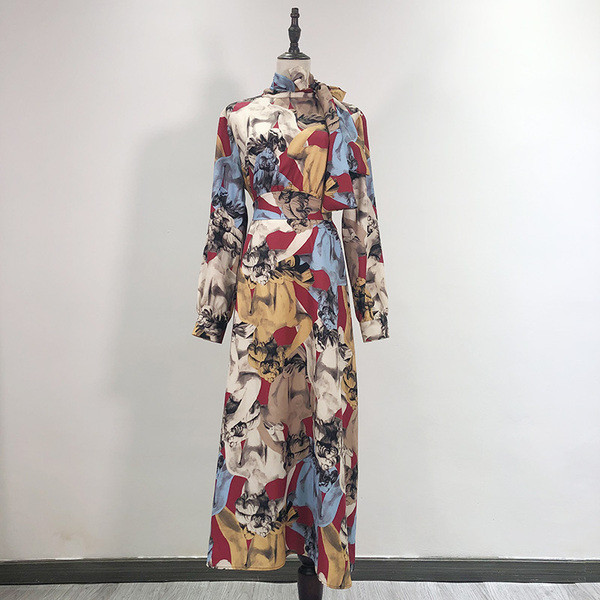 Rochie lunga de dama cu model colorat si decolteu