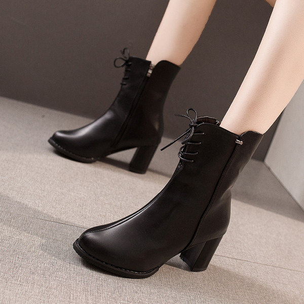 Ghete de dama moderne din piele cu toc gros de culoare neagra