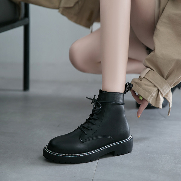 Alkalmi női bőrcsizma fekete fűzővel