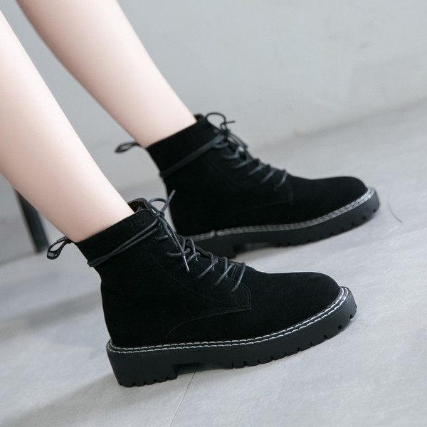 Alkalmi női bőrcsizma fekete fűzővel