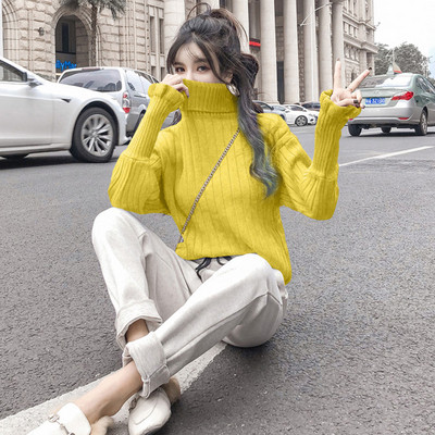 Pulover de damă în dungi cu guler polo în albastru, negru și galben