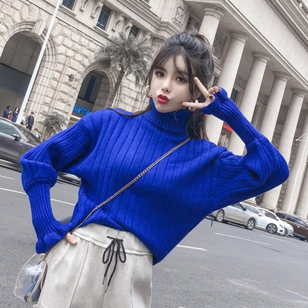 Pulover de damă în dungi cu guler polo în albastru, negru și galben