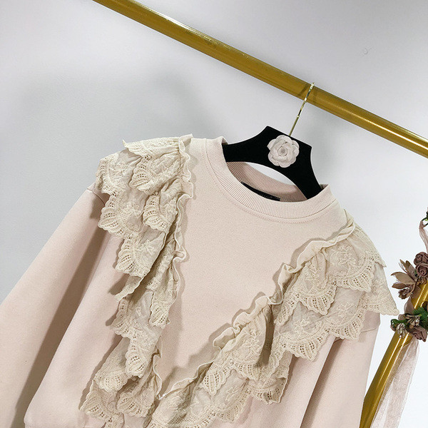 Σύντομη γυναικεία μπλούζα με δαντέλα σε μπεζ χρώμα