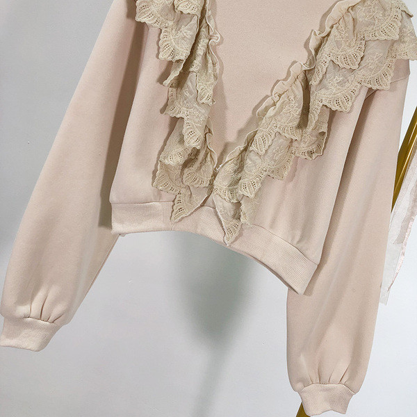 Σύντομη γυναικεία μπλούζα με δαντέλα σε μπεζ χρώμα