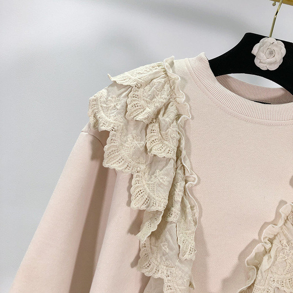 Σύντομη γυναικεία μπλούζα με δαντέλα σε μπεζ χρώμα