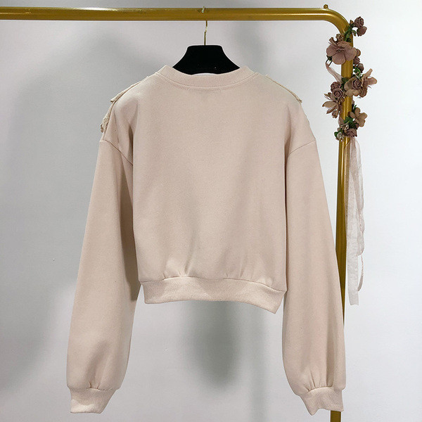 Σύντομη γυναικεία μπλούζα με δαντέλα σε μπεζ χρώμα