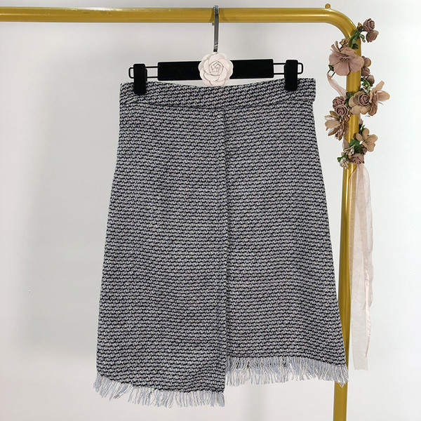 Fusta scurta asimetrica gri cu franjuri