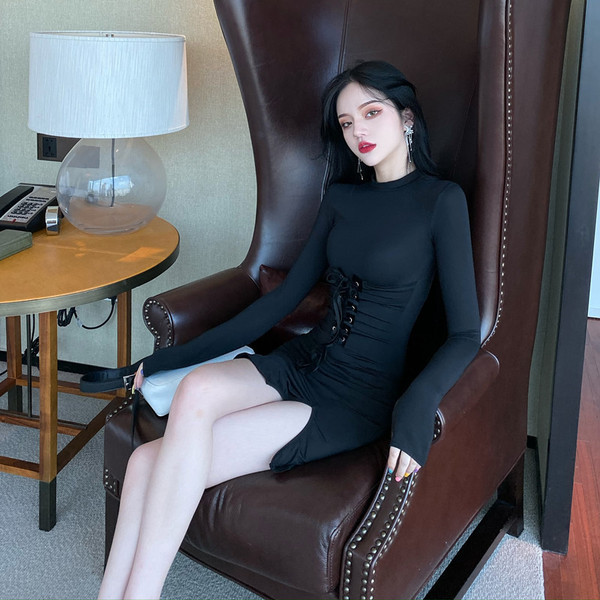 Stílusos női ruha nyakkendővel és hasítékkal, fekete színben