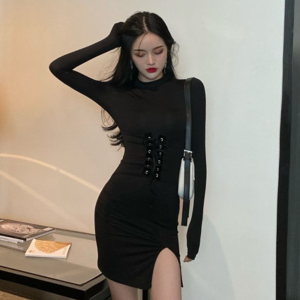 Stílusos női ruha nyakkendővel és hasítékkal, fekete színben