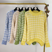 Γυναικείο καρό πουλόβερ με ωοειδές ντεκολτέ