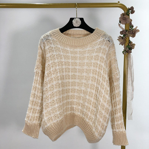 Γυναικείο καρό πουλόβερ με ωοειδές ντεκολτέ