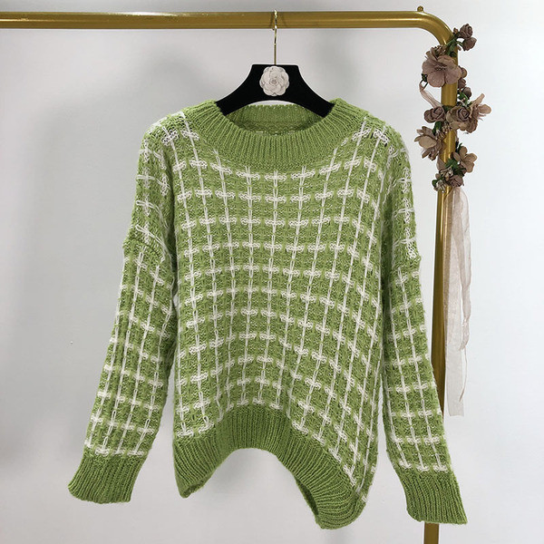 Γυναικείο καρό πουλόβερ με ωοειδές ντεκολτέ