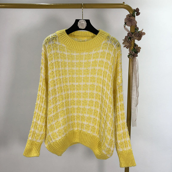 Γυναικείο καρό πουλόβερ με ωοειδές ντεκολτέ