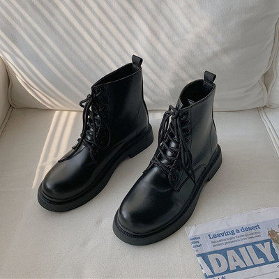 Μοντέρνες γυναικείες μπότες με μαύρους δεσμούς - δύο μοντέλα