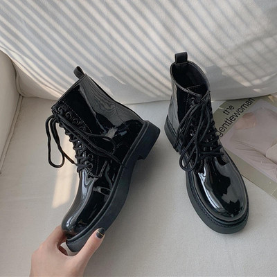 Μοντέρνες γυναικείες μπότες με μαύρους δεσμούς - δύο μοντέλα