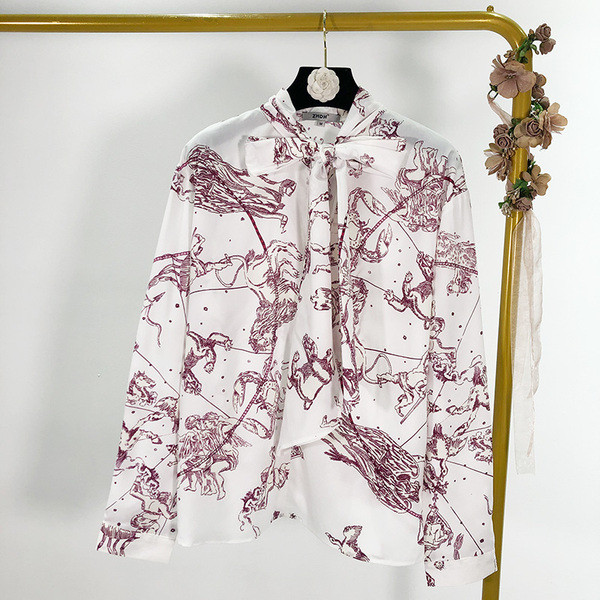 Φαρδύ λευκή μπλούζα με λαιμόκοψη και χρώματιστό μοτίβο