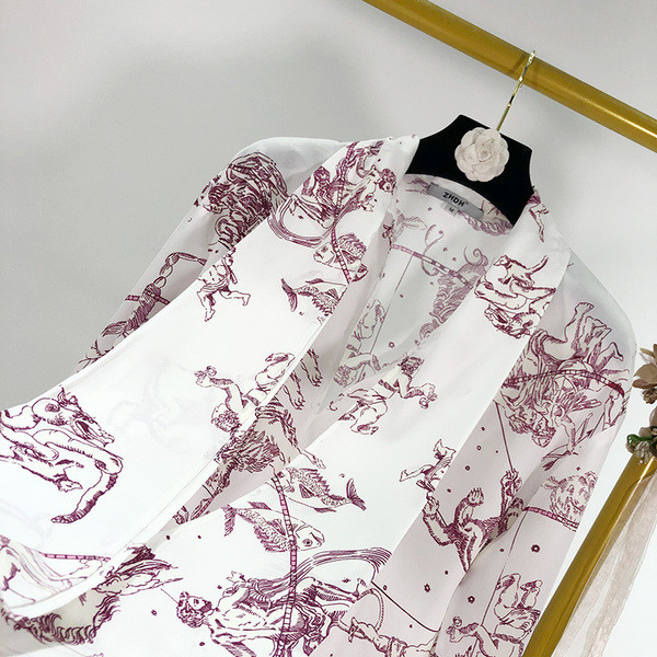 Φαρδύ λευκή μπλούζα με λαιμόκοψη και χρώματιστό μοτίβο