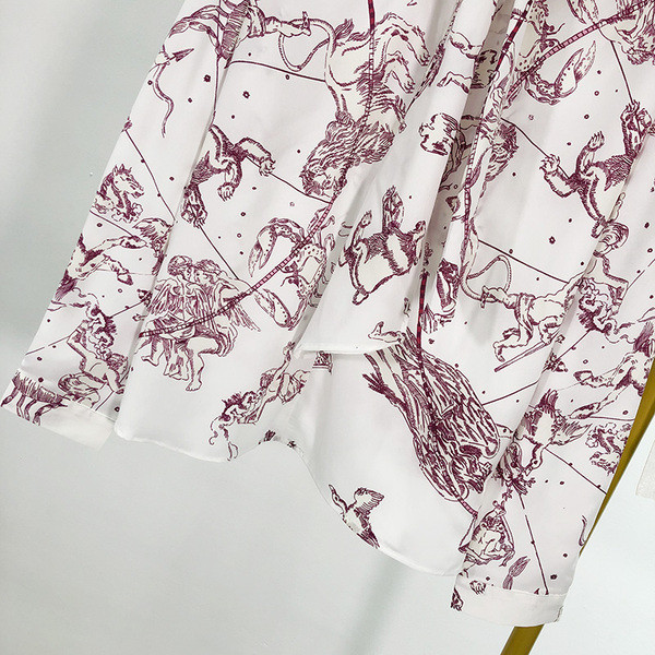 Φαρδύ λευκή μπλούζα με λαιμόκοψη και χρώματιστό μοτίβο